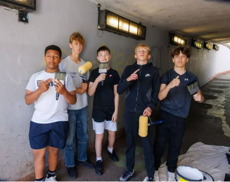 Hundreds of schoolchildren paint underpasses on election day